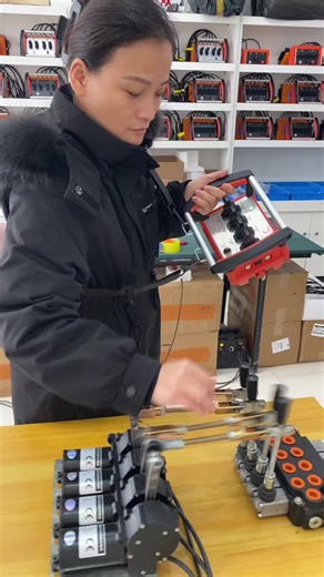 Wow, wow, wow, you're still operating the crane manually? Look at our remote-controlled crane. It realizes proportional operation, and the speed is in our hands. It improves efficiency and increases the safety distance. Send us a private message right away.#crane #Ffass #cranelife #cranes #Fassi #truck #Zoomlion #effer #XCMG #palfinger #cranetruck #hiab