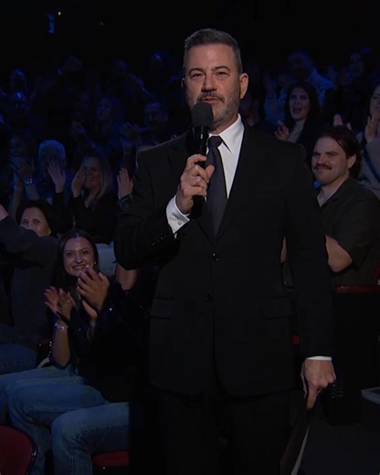 Band rock alternatif The Temper Trap yang digawangi vokalis asal Indonesia Dougy Mandagi tampil membawakan lagu terbaru mereka, 'Giving Up Air', di acara Jimmy Kimmel Live. Penampilan ini menjadi momentum penting kembalinya band tersebut ke panggung global setelah jeda panjang dan menonjolkan kemampuan vokal Mandagi yang kuat serta emosional di panggung late night show tersebut. | The Temper Trap