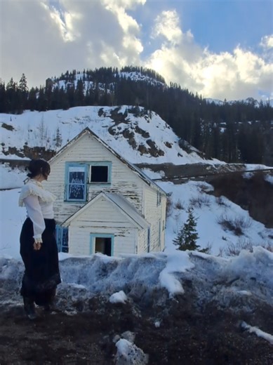 took a road trip through the million dollar highway. arizona here I come. brought my favorite Victorian pieces to play dress-up at the historic sites on the way :) #victorianfashion #gunnesax #ghosttown #bando