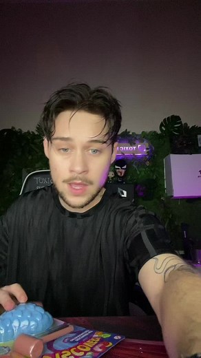 Creative Putty Manipulation Techniques at Your Desk