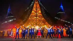 De Efteling bestaat 70 jaar en daarom is de Efteling Happy Birthday song iedere dag om 16.00 uur te horen in het park. 🎶 Alle Efteling-medewerkers maken er op dat moment samen met jou een feestje van! 🥳 We dansen en zingen en we delen hoedjes, toeters en vlaggen uit. Ben jij erbij om dit feest met ons te vieren? 🎉 | Efteling