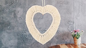 Liebe Bastelfreunde, gestaltet mit dieser Videoanleitung im Handumdrehen einen herzförmigen Makramee-Anhänger! Wir zeigen euch Schritt für Schritt, wie das dekorative Herz geknüpft wird. Das Bastelmaterial für das Makramee-Herz findet ihr hier: https://www.ideenmitherz.de/makramee-herz Viel Spaß beim Anschauen und Nachmachen! ;) LG Julia & Karin | Ideen mit Herz