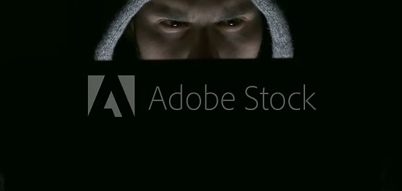 hacker devant son écran d'ordinateur