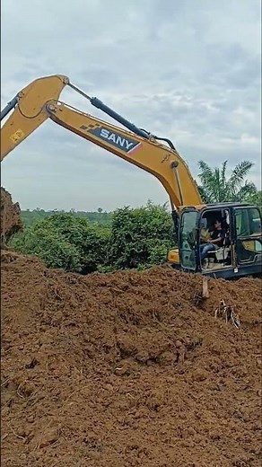 "He Handles This Excavator Like It’s a Toy!"