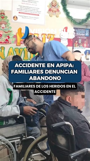 #Arequipa Familiares de los heridos en el accidente del óvalo de Apipa denunciaron falta de apoyo tras el choque. Señalan que algunos pacientes fueron dados de alta en el hospital Honorio Delgado pese a continuar con dolores y sin exámenes complementarios. Indicaron que la combi involucrada no contaba con SOAT y que los gastos médicos vienen siendo asumidos por las propias familias. El caso continúa en investigación fiscal. . #ArequipaNoticias #NoticiasArequipa | Visión Sur TV - Arequipa