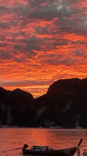 Ты и закат на о.Пхи-Пхи 💔🌄 Кто бы тоже хотел так стоять сейчас на пляже?