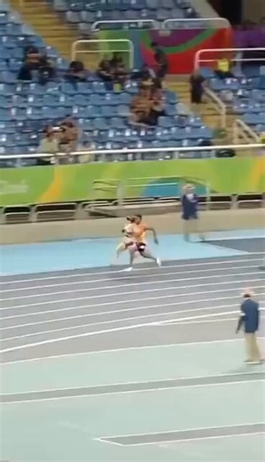 THIS IS PURE HEART RIGHT HERE…A blind Paralympic runner trusting her guide step for step… and still crossing the finish line like a champion 🏅 No shortcuts. No excuses. Just discipline, trust, and grit.This is bigger than sports… this is what resilience really looks like. Some are asking - should they both get a medal? What do you think? ⬇️ 🇺🇸