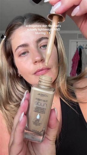 This is the best skin tint on the market HANDS DOWN. L’Oréal knows that they’re doing in the complexion category! #skintint #blurring #lightweight #glowyskin #makeup L’Oréal Skin Tint Serum in shade 4-5 medium 👀✨