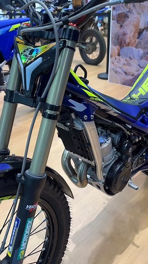 @sherco_racing_factory présente sa nouvelle moto avec le démarreur à l’ @eicmaofficial ! #trialmag #motorbike #motorcycle #motorsport #mototrial | TRIAL MAGAZINE