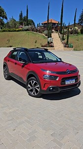 SUV COM PREÇO DE HATCH O Citroën C4 Cactus 2024 está mais completo e tem pequenas novidades visuais. Às vésperas do lançamento do C3 Aircross, ganhou central multimídia maior com o controle do ar-condicionado automático integrado, Android Auto e Apple Carplay sem fio e agora pode ter até base de carregamento sem fio com ventilação - que o C3 Aircross não tem. Mas essas mudanças não deram muita sorte: o C4 Cactus só teve 584 unidades emplacadas de janeiro a abril. Mesmo estando em oferta com preç