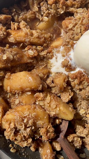 Delicious Apple Crisp with Almond Flour Crumble