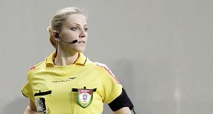 Fair and beautiful female referees (video) - ProtoThema English