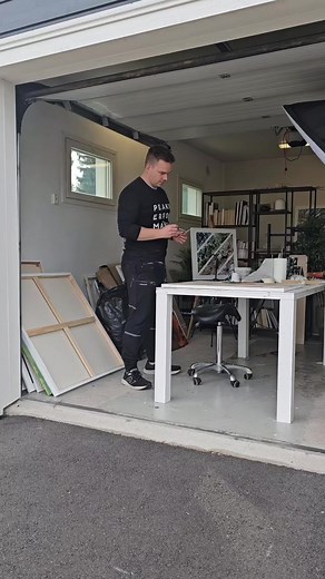 Adding interest with mark making 🎨👇 One of my favourite things in regards to my artwork currently is mark making. 🖌 What's mark making? ➡️ It's the act of creating lines, patterns and shapes on your artwork, adding depth and interest. In addition to common tools such as combs, markers and paper towels, I like to use natural elements I've found from outdoors. 🌲 My pieces regularly feature organic marks created with for example twigs, pinecones and rocks. For my more urban / industrial pieces,