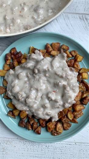 This gluten free sausage gravy is easy to make and just like the original. Thick, full of flavor and perfect over potatoes or a gluten free biscuit. https://www.realfoodwithjessica.com/paleo-whole30-sausage-gravy/ | Real Food with Jessica