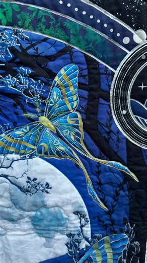 Keepsake Quilting on Instagram: "Head into the weekend by the light of the moon 🌙✨ When night falls, nature reveals its quiet magic—glowing luna moths, whispering leaves, wildflowers, and wonders only moonlight can show. The La Luna Quilt Kit, designed by Jason Yenter, captures that after-dark beauty in a bold, pieced design. This kit includes the pattern and all fabrics needed for the top and binding, featuring gorgeous panels from the La Luna Metallic collection. 🧵 Project Details • Finished