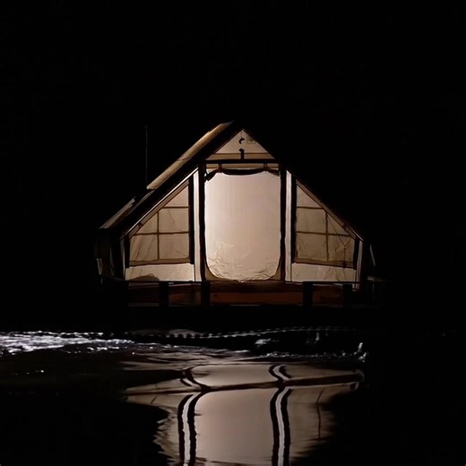 River survival raft build... until a crocodile shows up out of nowhere. 🐊 #campinglife #bushcraftskills #survive #raft #survivalhorror