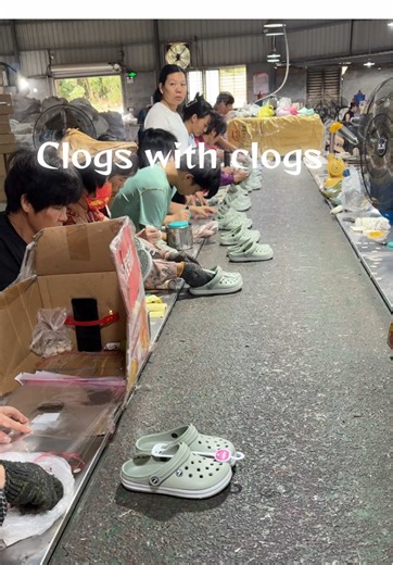 The peak season of Best Seller Clogs Shoes with stripe, which is always a best seller🎉🎉🎉 #sneaker#clogs #summer shoes #Snowboots #summer #slidesandals #gardenshoes #flipflops #evaslippers #watershoes #shoesmanufacture #sportshoes #gardenshoes #watershoes #aquashoes #peasshoes#cantonfair2025 #lasvegas#losangeles#ecf2025#shabghai#football#soccer#mamashoe#aquashoes#semiproducts#goodyear#safetyshoes#workingshoes#workshoes#hoogyearweltedy