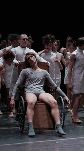 Fino al 18 aprile è in scena Peer Gynt, il balletto di Edward Clug su musiche di Edvard Grieg. Il poema di Henrik Ibsen conserva tutto il suo fascino onirico e la sua forza teatrale in questa versione danzata della vita di Peer. Lo spettacolo verrà trasmesso su Rai5 e RaiPlay in Italia in autunno e nel resto del mondo il 18 aprile su Medici.tv. 👉 https://bit.ly/4cgqMhp Peer Gynt, the ballet by Edward Clug to music by Edvard Grieg, runs until 18 April. Henrik Ibsen's poem retains all its dreamli