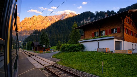 Διαδρομή με τρένο στους Ελβετικούς Άλπεις προς το Γκρίντελβαλντ στο ηλιοβασίλεμα (4K)