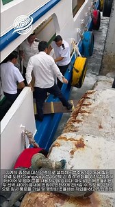 일렁이는 파도 위, 흔들리는 두 배를 잇는 베테랑들의 완벽한 호흡! 선박 간 이동식 발판(Gangway) 설치 현장
