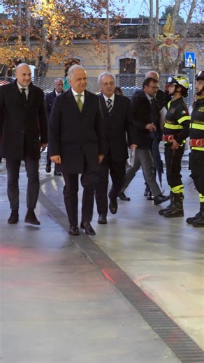 I Vigili del Fuoco rappresentano un’assoluta eccellenza del nostro Paese. La loro storia di professionalità, elevata abilità tecnica, impareggiabile capacità operativa, abnegazione e spirito di servizio ne fanno uno dei Corpi più amati dai cittadini e un modello a livello internazionale. Voglio ringraziare tutte le donne e gli uomini impegnati ogni giorno nel prestare aiuto alla popolazione, come coloro che in queste ore stanno operando per garantire il massimo sostegno alla popolazione del Friu