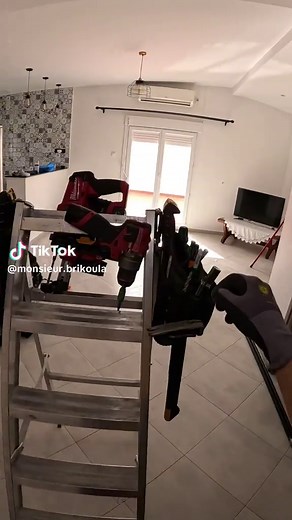 Installation sécurisée d’un luminaire sur plafond en placo