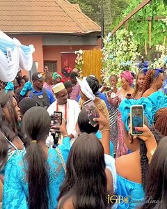 Keeping the tradition alive 🖤🌻 . . . . . . . . . . . . . . . . . . SEND US A MESSAGE FOR PLANNING INQUIRIES/FEATURE REQUESTS . #igboweddings #igbowedding #igbobride #igbankwu #igboweddingsonline #iwoevents | Igbo Weddings