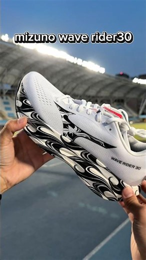 mizuno wave rider 30這是一雙歷史跟我一樣悠久的產品😂經過30年的淬煉才能成就出這款好鞋