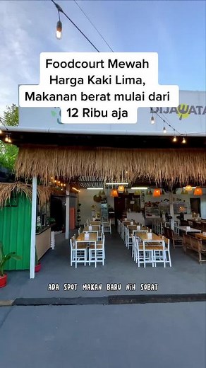 Save Dulu ya untuk referensi kalian Kulineran di kota Balikpapan Food Court Dijawatan Ada spot makan baru nih sobat, interiornya estetik dicombo dengan menu makanan yang variatif taoi harga nya masih terjangkau Sobat kulineran Kita lagi ada di Food Court Dijawatan yang ada di jalan Diponegoro, kampung timur, google map nya kami share di caption ya Buat sobat Yang bawa mobil, Parkirannya luas nih trus ada tangga penghubung ke tempat makannya Makin sore makin rame, selain vibe nya jadi hangat dan 