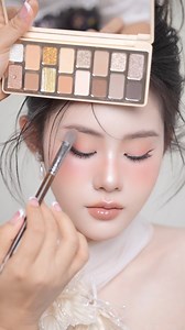 ✨ MAKE UP CÔ DÂU TÔNG CAM ĐÀO – THANH XUÂN NGỌT NGÀO KẾT HỢP TÓC O CAO THANH LỊCH ✨Ngày cưới là khoảnh khắc mỗi cô gái đều mong chờ được toả sáng rạng rỡ nhất. Và để ghi lại dấu ấn đẹp nhất trong đời, lựa chọn phong cách make up – làm tóc chính là yếu tố quyết định.💄 Với tông cam đào trong trẻo, làn da cô dâu sẽ trở nên sáng mịn, hồng hào như được phủ một lớp nắng nhẹ. Màu son cam đào vừa ngọt ngào vừa thời thượng, kết hợp cùng đôi má phơn phớt cam tươi, giúp gương mặt bừng sáng, toát lên nét t