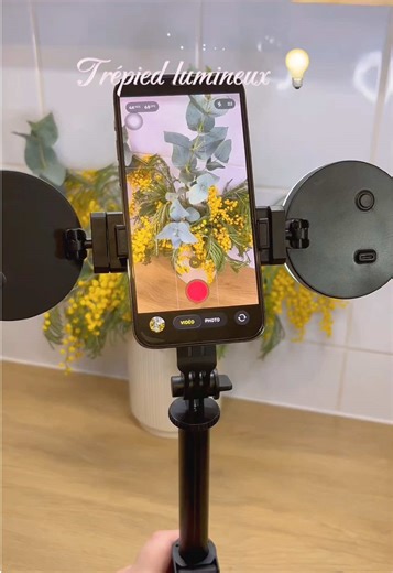 Enfin des vidéos de cuisine nettes et bien éclairées ! 🎥✨ Depuis que j’utilise ce trépied avec lumière intégrée, mes recettes rendent tellement mieux à l’écran. Fini les zones d’ombre sur mes plats et les images floues quand je filme en mouvement. La lumière s’ajuste selon l’ambiance et le trépied se règle à la hauteur parfaite pour capter tous les angles. Si vous galérez aussi avec la qualité de vos vidéos culinaires, c’est vraiment le game changer 🔥👨‍🍳 #cuisine #astucecuisine #videorecette