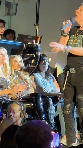 Axl Rose Steals the Show — Even Carmen Electra’s Watching 👀