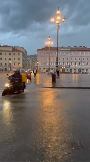 Anche via Roma sott'acqua causa forte maltempo a Trieste | Trieste Cafe