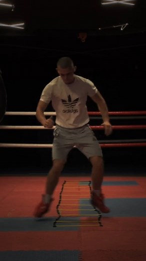 Aprende Boxeo Desde Cero 🥊 on Instagram: "🥊🌟 Golpea más fuerte, esquiva más rápido. Sigue a @aprende_box y transforma tu técnica con nuestros entrenamientos diarios. 🏆✨ 👉@aprende_box_facil 👈 👉@aprende_box_facil 👈 👉@aprende_box_facil 👈 Créditos:@𝐊𝐎𝐌𝐏𝐀𝐒_𝐗𝐑  (Tik tok) #boxeo #parati #tecnica #aprender #boxinday #workout #fypage #combos #boxmotivation"