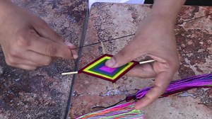 En México, el "Ojo de Dios”, de la cultura Huichol, es una de las artesanías más conocidas. Es un símbolo de poder y protección, se cree que forma parte del mundo espiritual. A continuación te compartimos los pasos a seguir para que hagas tu propio "Ojo de Dios" desde casa. #BetterTogether » https://bit.ly/3eXYYjL | Velas Resorts