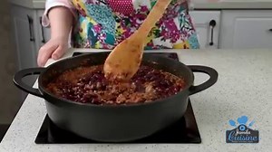 Daca aveti carne tocata in congelator si nu stiti ce sa faceti cu ea, va propun sa incercati chilli con carne. Un preparat mexican foarte gustos, cu legume si condimente aromate. Se face simplu si usor si e perfect cu guacamole, smantana si orez fiert! Bonduelle Reteta detaliata aici: https://jamila.ro/chilli-con-carne | JamilaCuisine