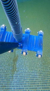 ASMR Aspirado Bajo el Agua de Piscina | Limpieza Satisfactoria Paso a Paso ¿Quieres disfrutar de un video relajante y al mismo tiempo ver cómo se deja una piscina impecable? 🌊✨ En este video ASMR te muestro, con tomas bajo el agua, cómo funciona el aspirado de una piscina de forma profesional, mientras el carrito aspirafondos elimina toda la suciedad del fondo de manera satisfactoria. 🔧 Aquí verás: ✅ Cómo el aspirafondos se desliza y retira suciedad sin levantar polvo ✅ Tomas subacuáticas en d