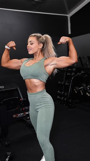 Do you incorporate TRI-SET’s into your training ?? 🤔 Tri-Set’s consist of 3 exercises performed back to back (without any rest) that all target the same muscle group (in slightly different ways) ✅ The first 3 exercises in this video are an example of a Tri-Set for the SHOULDERS and the last 3 exercises are an example for the BICEPS 💪 Try complete 2-4 rounds of 8-12 reps on each exercise 🔥 #gymworkout #gymtips #shoulderworkout #armworkout | Stephanie Sanzo