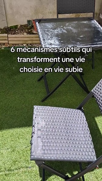 1. Dire oui pour simplifier Beaucoup de gens acceptent pour éviter de réfléchir ou de décider. Ils prennent le chemin le plus simple sur le moment. À force, ces décisions faciles créent une vie compliquée à assumer. 2. Suivre sans vérifier Certaines personnes avancent en reproduisant ce qui est déjà validé. Elles suivent des modèles sans se demander si cela leur correspond. Ce manque de vérification les éloigne progressivement d’elles-mêmes. 3. Remplacer les choix par des habitudes Beaucoup fonc