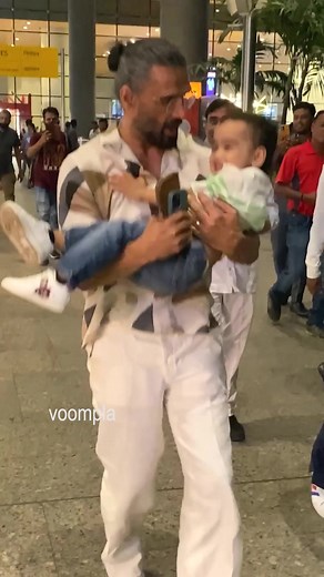 984K views · 3.9K reactions | So cute!!❤️ Suniel Shetty playing with a tiny tot at the airport珞 | Voompla | Facebook