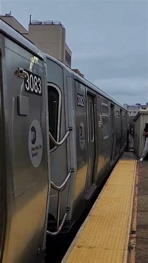 BMT Nassau Street: Metropolitan Avenue bound R179 M train approching Myrtle Avenue-Broadway