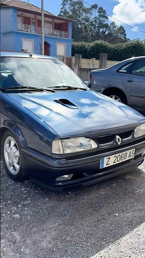 🔥 This blue Renault 19 16S… a true legend of the 90s!