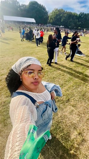 Do you repeat outfits or buy something new each time? In the world of not “repeating” outfits, I’m trying to shift away from buying a new outfit for every occasion and challenging myself to wear what I have in my closet. The key is to buy pieces that are staples and build from there. Then switch out your accessories, put pieces together that wouldn’t normally go and layering! Top @asos Overalls @shopcider Lace bandana @nadoraiman Shades @vintageframescompany #festivaloutfits #ootd #contentcreato