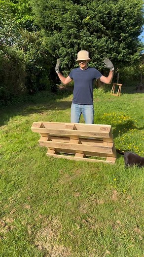 Canapé d’extérieur en palettes. 3 pallettes = 1 canapé ✅ Meilleure technique, facile et rapide pour réaliser un salon de jardin 100% recup pour son extérieur ☀️ #pallet #palette #salonjardin #asmr #crafty #woodworkcraft #wood #pallets | Tilly Lab • Bricolage • Déco • Upcycling