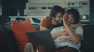 Trentenaires : 'Une série qui se regarde la larme à l’œil en dansant' - RTBF Actus