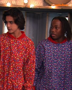 322K views · 10K reactions | Hey, il y a qui dans ce sac ? 廊  #mynickelodeon #victorious | Nickelodeon en Français | Facebook