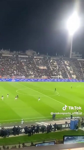⚽✨ Τα κολπάκια του Κωνσταντέλια στην επιστροφή του! 🔥 ΠΑΟΚ – Άρης | Μέσα από την Τούμπα Ο Γιάννης Κωνσταντέλιας γύρισε… και το έδειξε από τα πρώτα δευτερόλεπτα! Πριν καν αρχίσει το ΠΑΟΚ – Άρης, ο νεαρός μεσοεπιθετικός χάρισε μερικές μαγικές πινελιές στους οπαδούς που είχαν γεμίσει την Τούμπα. Το VASKOSPORTS ήταν εκεί και κατέγραψε τη στιγμή που ο Κωνσταντέλιας… άναψε το γήπεδο, λίγο πριν την επιστροφή του στη δράση με τα ασπρόμαυρα. #VASKOSPORTS #PAOK #ARIS #Toumba #Konstantelias