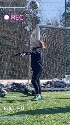 How young football goalie catch the ball behind the back! #football #goalkeeper #youthsports