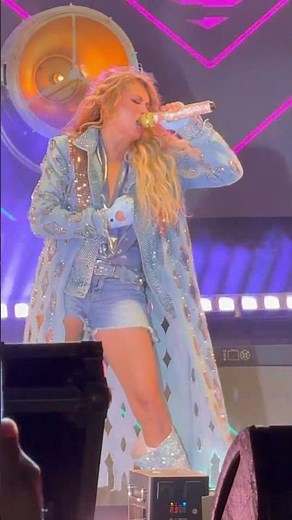 PAULINA RUBIO CANTA MÍO EN AGUASCALIENTES DICIEMBRE 2025 #paulinarubio #mio #lachicadorada #4k