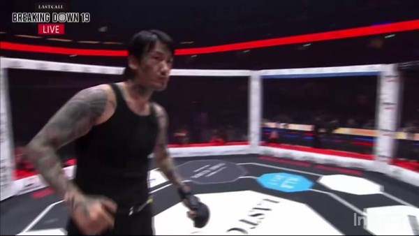 『逃亡ダウン19』ブレイキングダウン19瓜田vs和田P戦前日の記者会見で瓜田に「やってやる」啖呵きって当日ビデオメッセージで試合拒否1万人入るIGアリーナでグローブつけて待ってる瓜田とカーテンの前でビデオ撮ってる和田「俺がこういう人間なのはわかってるだろ」この温度差がもう地獄直電したら名古屋にいるって言うんだけど来ないちなみにこの会場のSVIP席は55万円最安C席でも8,000円PPV配信も数万人が課金してる「命かけてる」って言ってた男がここの全員に見せたのが東大卒の逃亡ビデオメッセージかけたのはビデオ通話だけだったってわけ🤣